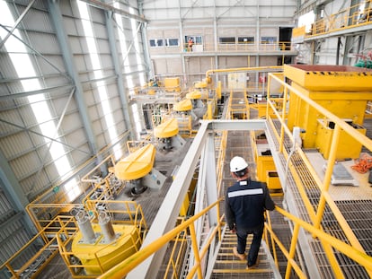 Un ingeniero en un planta de proceso de materiales para minería.