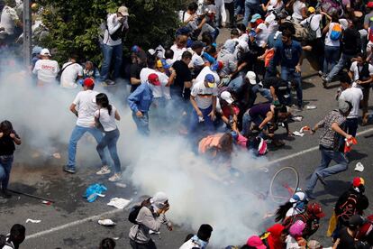 Manifestantes se enfrentan a la policía.