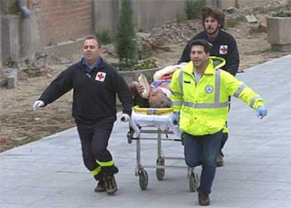 Miembros de los equipos sanitarios trasladan una camilla con un herido, el jueves pasado, en la estación de Atocha.