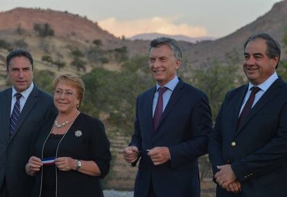 Bachelet e Macri em Colina, no Chile, durante a comemoração do 200º aniversário da batalha de Chacabuco.