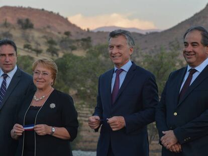 Bachelet e Macri em Colina, no Chile, durante a comemoração do 200º aniversário da batalha de Chacabuco.