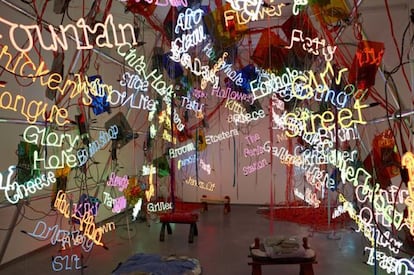 Obra de Jason Rhoades expuesta en la Fundación Helga de Alvear.