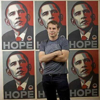 Shepard Fairey, con su obra.