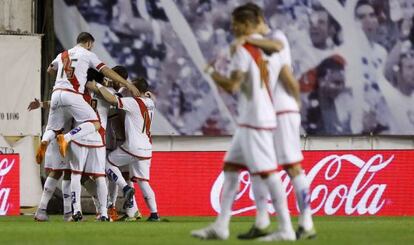 Los jugadores del Rayo celebran el primer gol al Granada.