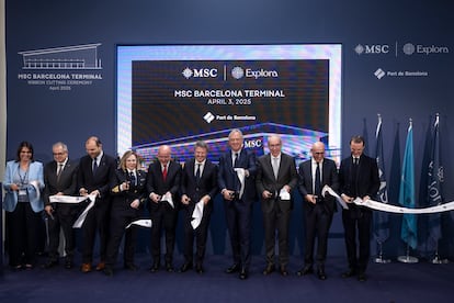 Las autoridades presentes encabezadas por Pierfrancesco Vago, presidente ejecutivo de MSC Cruceros (en el centro de la imagen), durante el acto de inauguración de la nueva terminal.