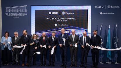 Las autoridades presentes encabezadas por Pierfrancesco Vago, presidente ejecutivo de MSC Cruceros (en el centro de la imagen), durante el acto de inauguración de la nueva terminal.