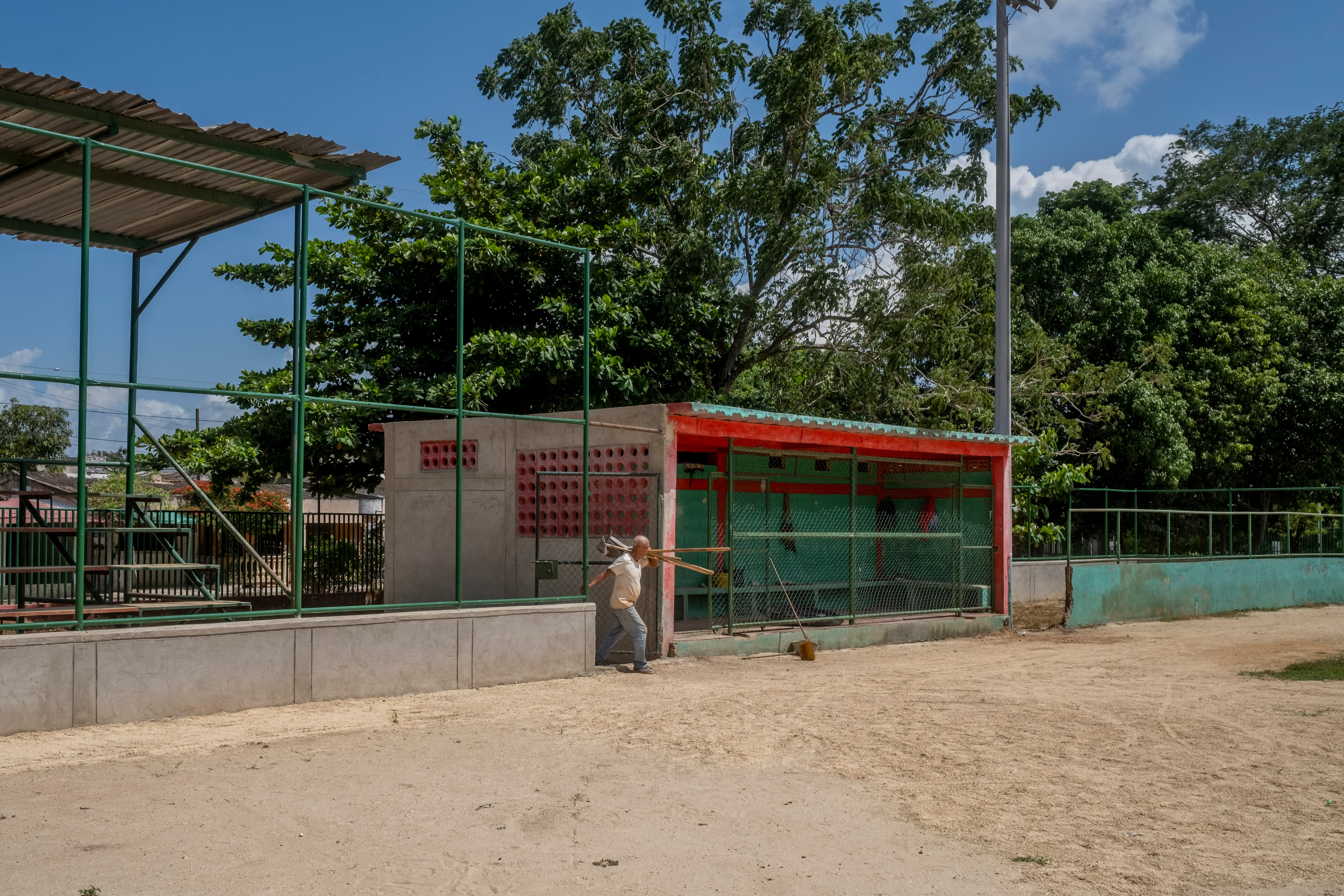 Un hombre trabaja en la adecuación de una cancha de sóftbol en Turbaco (Departamento de Bolívar).
