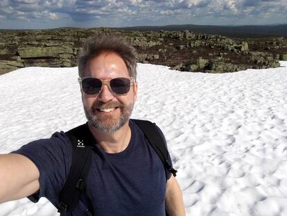 Selfie del autor, con camiseta icebreaker, en un trekking.
