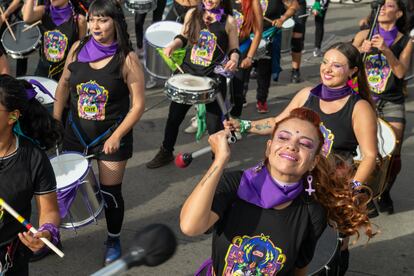 Batucada feminista en la Marcha del Día Internacional de la Eliminación de las Violencias contra las Mujeres en Bogotá.