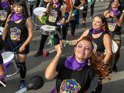 Batucada feminista en la Marcha del Día Internacional de la Eliminación de las Violencias contra las Mujeres en Bogotá.