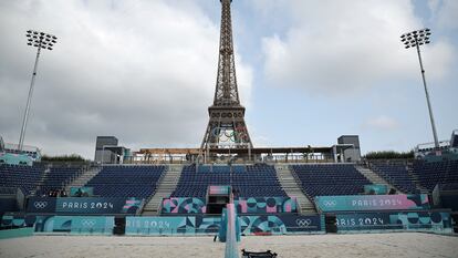 Pista de voley-playa instalada a los pies de la torre Eiffel de París.