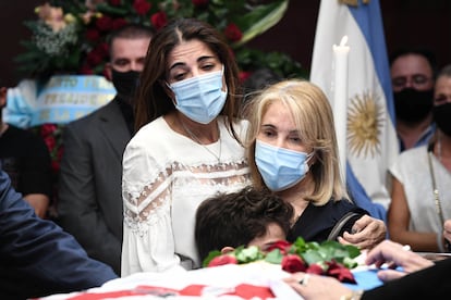 La esposa de Menem, Zulema y su hija en la capilla ardiente del político.