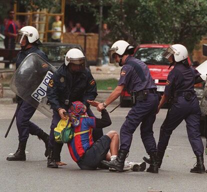 El día de aquella final de Copa de 1997 también hubo acontecimientos extradeportivos que ensombrecieron el espectáculo. En la imagen, agentes antidisturbios de la Policía Nacional detienen a un seguidor del Barcelona en los enfrentamientos producidos en la calle entre las dos hinchadas.