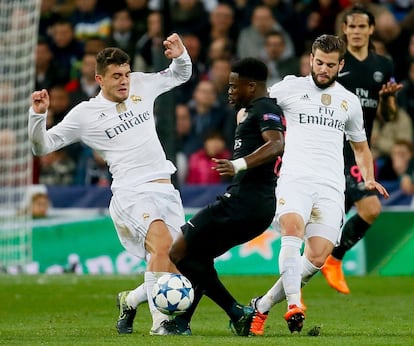 El defensa marfileño del París Saint-Germain Serge Aurier (c) lucha el balón con el croata Mateo Kovacic (i) y con Nacho Fernández (d), del Real Madrid.