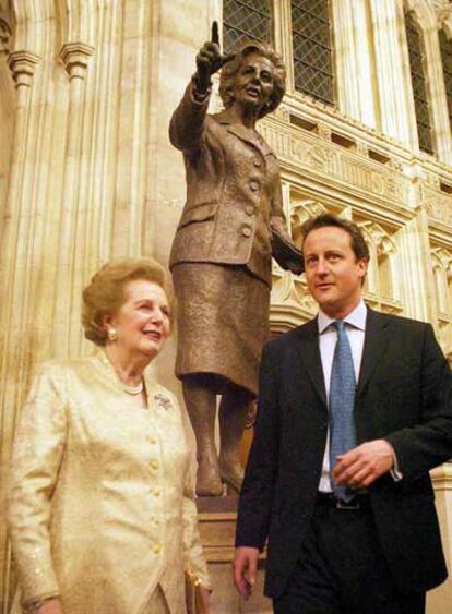 Margaret Thatcher posa junto a su estatuta acompaña por el líder conservador David Cameron.