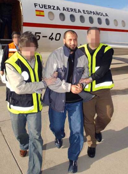 Rabei Osman, <i>El Egipcio,</i> en noviembre de 2006 en el aeropuerto de Torrejón tras ser entregado por Italia.