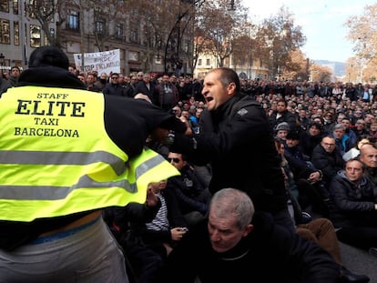 Dos taxistes s'encaren durant l'assemblea d'aquest dissabte.