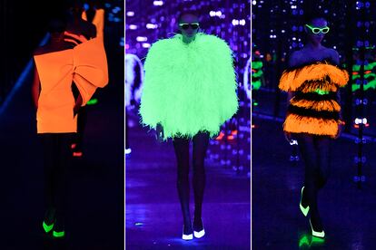 Tres salidas de la última línea fluorescente que presentó Anthony Vacarello en el desfile de Saint Laurent.