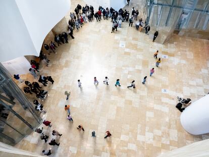 Vista cenital de 'Trayectos', espectáculo de danza de La Faktoria Choreographic Center. Se representa el día 5 desde el vestíbulo del Auditorio Baluarte a la Plaza del Castillo.