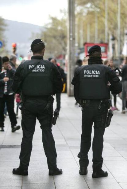 Dos mossos, en Barcelona.