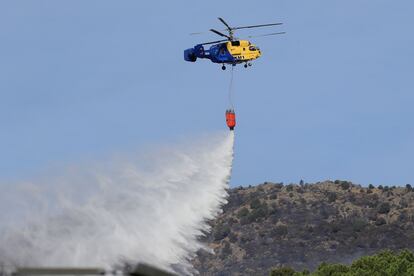 Un helicóptero trabaja en las labores de extinción del incendio de Robledo de Chavela.