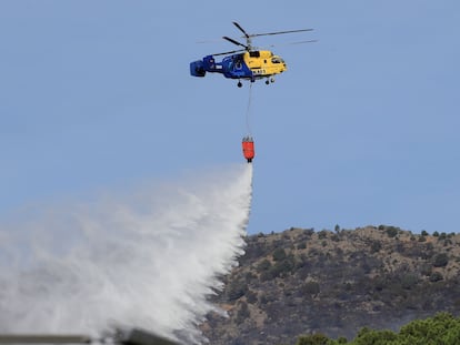 Un helicóptero trabaja en las labores de extinción del incendio de Robledo de Chavela.