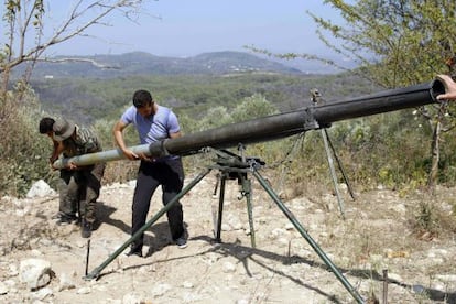 Combatientes rebeldes preparan el lanzamiento de un misil Grad, cerca de Latakia, el mi&eacute;rcoles.