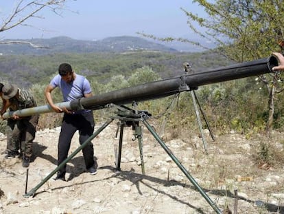 Combatientes rebeldes preparan el lanzamiento de un misil Grad, cerca de Latakia, el miércoles.