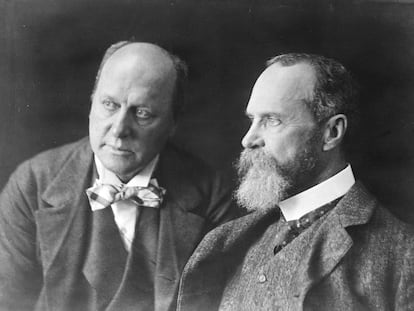 El escritor Henry James (a la izquierda) y su hermano, el psicólogo William James, en una imagen sin fecha.
