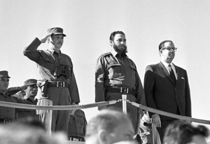 El primer ministro de Cuba Fidel Castro, centro, el presidente Osvaldo Dorticos Torrado, derecha, y el comandante de las Fuerzas Armadas Revolucionarias de Cuba Raúl Castro, durante el séptimo aniversario de la Revolución Cubana en 1966.