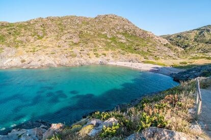 Vista de Cala Tamariua, en la localidad de El Port de la Selva (Girona).