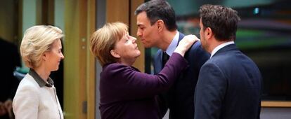 La canciller alemana, Angela Merkel, saluda al presidente de España, Pedro Sánchez, junto a la presidenta de la Comisión Europea, Ursula von der Leyen, y al primer ministro de Luxemburgo, Xavier Bettel, el 20 de febrero en Bruselas.
