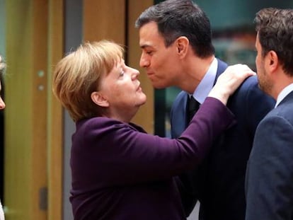 La canciller alemana, Angela Merkel, saluda al presidente de España, Pedro Sánchez, junto a la presidenta de la Comisión Europea, Ursula von der Leyen, y al primer ministro de Luxemburgo, Xavier Bettel, el 20  de febrero en Bruselas.