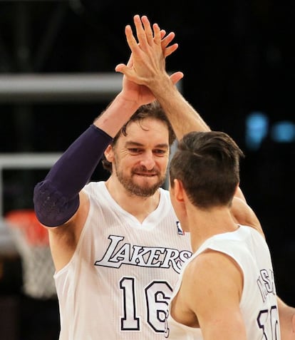 En 2012, Nash fichó por Los Ángeles Lakers, equipo en el que todavía continúa. En la imagen celebra una canasta junto con su compañero Pau Gasol.