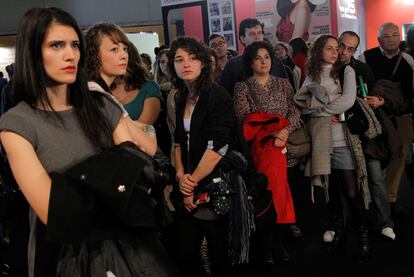 Buena parte de los 14.000 metros cuadrados del pabellón 14 de Ifema que ocupa Cibeles Madrid Fashion Week están destinados al Cibelespacio. Esta zona en la que los patrocinadores sitúan sus <i>stands</i> promocionales está pensada para entretener al público. Durante el fin de semana, los visitantes no profesionales aumentan. A veces disponen de invitaciones para los desfiles; pero en muchos casos acuden al reclamo de las actividades propuestas. Talleres de maquillaje y de creación de blogs, concursos y actuaciones forman parte de la oferta lúdica y le dan un carácter muy singular a la cita madrileña. Los que no quieren hacer las largas colas para conseguir un asiento en las presentaciones disponen de grandes pantallas para seguir tumbados lo que ocurre en las pasarelas.