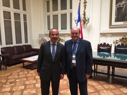 Andoni Ortuzar, a la derecha, junto al expresidente de México, Felipe Calderón.