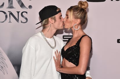 Justin Bieber y Hailey Baldwin. Aunque la relación parece atravesar su mejor momento después de darse el 'sí, quiero' el año pasado, sus idas y venidas fueron sonadas. La que fuera groupie infantil del cantante, mantuvo un breve noviazgo con el artista en 2016 antes de dejarlo, y no de forma pacífica. "Estuvimos mucho tiempo sin ser amigos", contó la modelo a The Times en 2018. Se reencontraron ese mismo año, se comprometieron al poco tiempo y terminaron casándose. Antes de la reconciliación definitiva, Bieber vivió una tormentosa relación con otras tantas idas y venidas con Selena Gomez y Hailey Baldwin salió, entre otros, con Shawn Mendes.