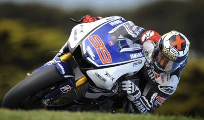 Jorge Lorenzo heads for the MotoGP title on his Yamaha YZR M1 at Phillip Island. 