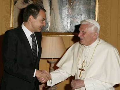 El Papa Benedicto XVI y el presidente del Gobierno español, José Luis Rodríguez Zapatero, durante la reunión que han mantenido esta tarde en el Palacio Arzobispal de Valencia.  El Papa llegó a Valencia para una visita de dos días con motivo de la celebración del Encuentro Mundial de las Familias.