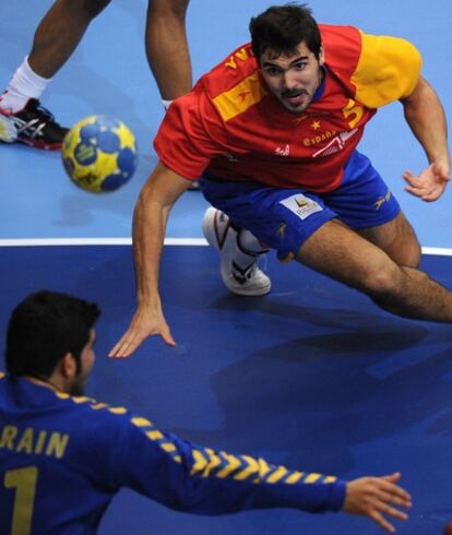 El lateral español Jorge Maqueda frente al portero de Bahréin en el primer partido del Mundial de balonmano.