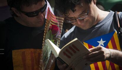 Dos jóvenes miran un libro durante la Diada de Sant Jordi de 2016.