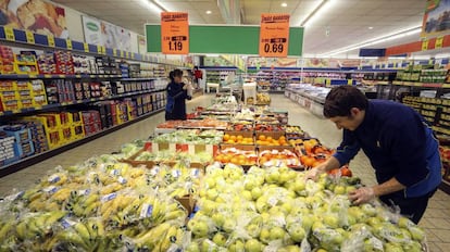 Treballadors en una botiga Lidl a Madrid.