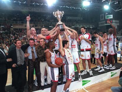 Víctor Luengo levanta el trofeo de campeones en 1998.