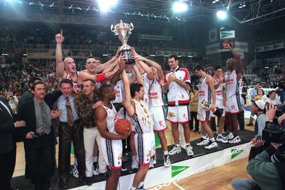 Víctor Luengo levanta el trofeo de campeones en 1998.