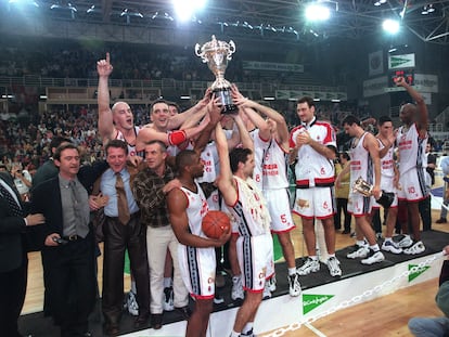 Víctor Luengo levanta el trofeo de campeones en 1998.