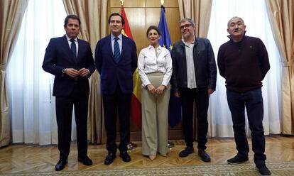 De izquierda a derecha: Gerardo Cuerva (Cepyme); Antonio Garamendi (CEOE); Yolanda Díaz (Ministra de Trabajo); Unai Sordo (CC OO); Pepe Álvarez (UGT).