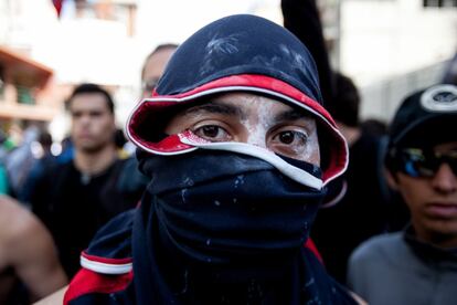 Un manifestante se cubre la cara durante los enfrentamientos.