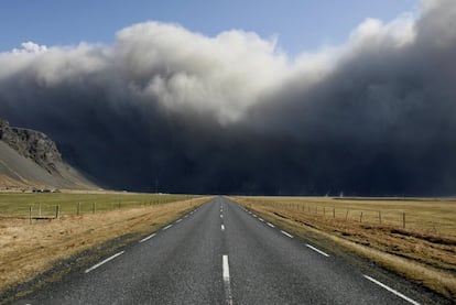La nube del volcán, vista desde una carretera cerca de Skogar, al este del lugar de la erupción.
