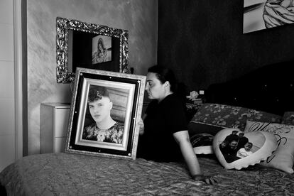 La madre de Ugo, en su casa junto a un retrato de su hijo, muerto hace dos años.