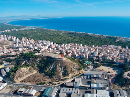 Vista del castillo de Guardamar en la que se indica dónde se hallaba el santuario de Astarté.